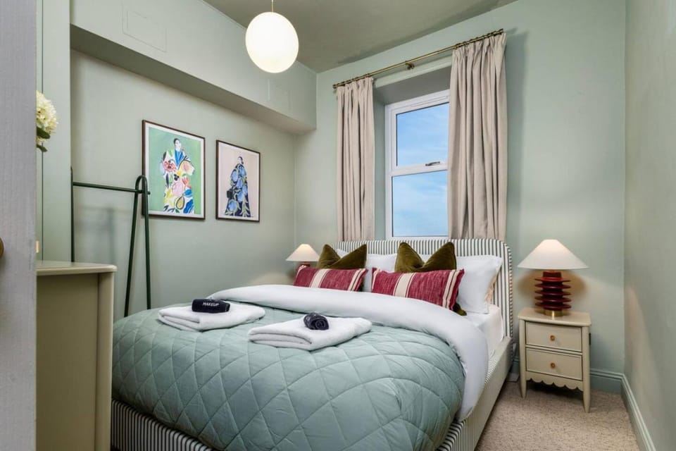 Modern 1-Bed Retreat by Stirling Train Station Apartment in Stirling