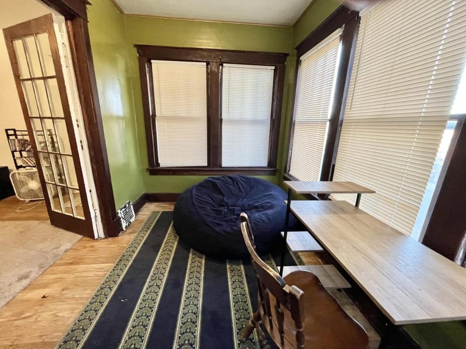 Photo of the whole room, Seating area