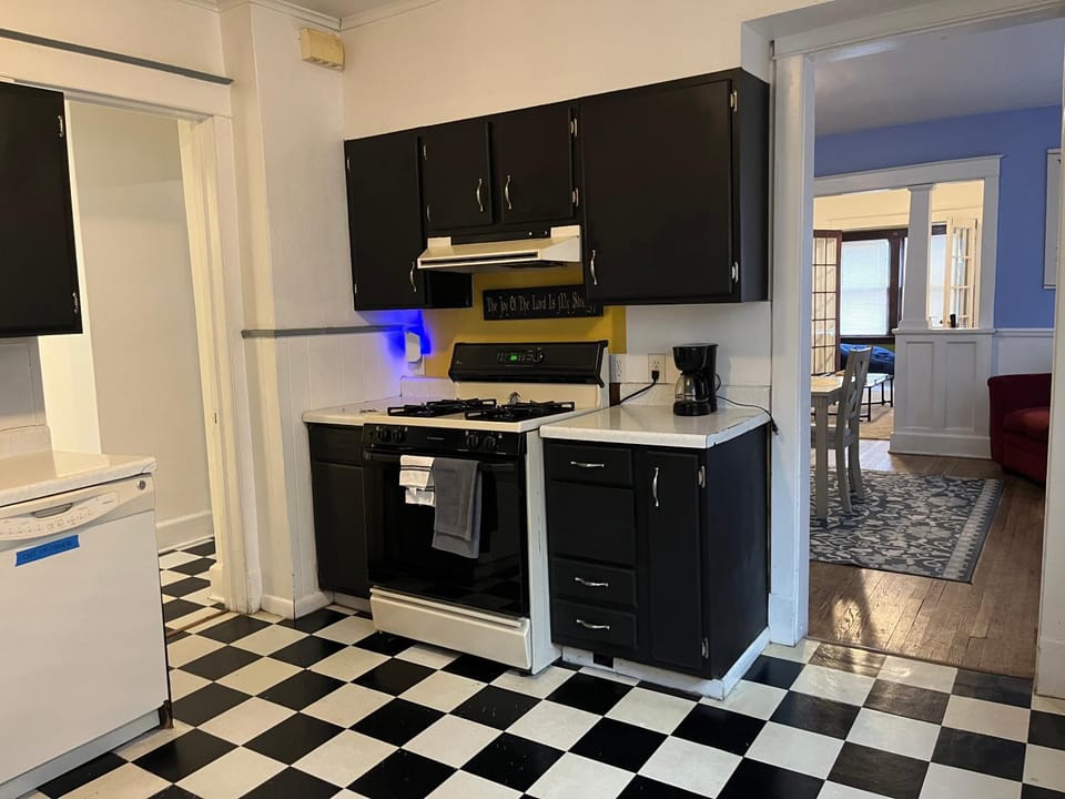 Kitchen or kitchenette, kitchen, kitchen