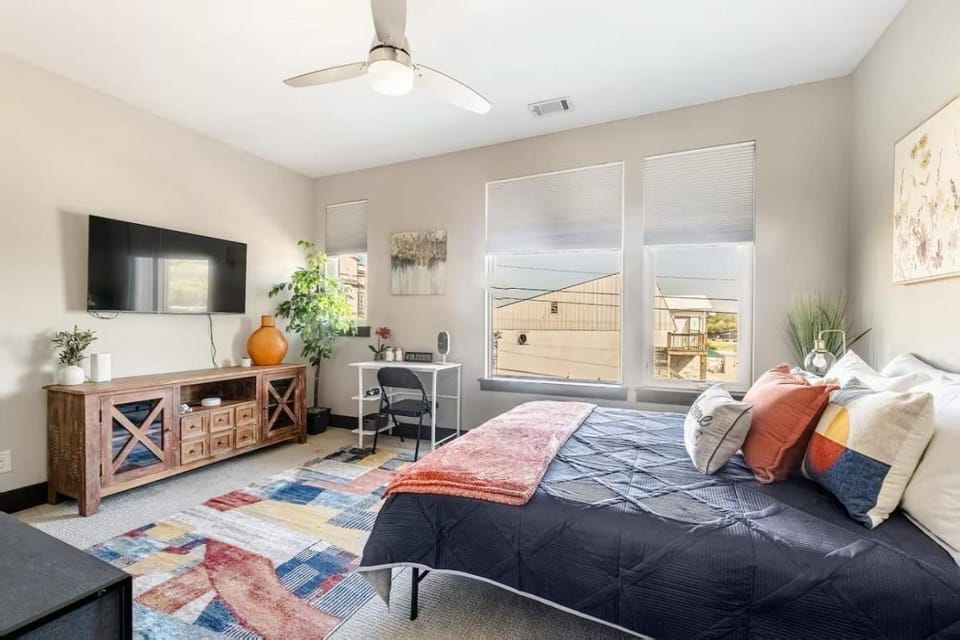 Bed, TV and multimedia, Bedroom