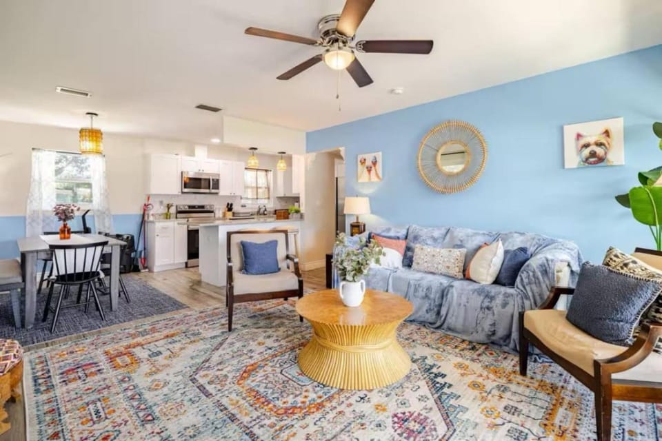 Kitchen or kitchenette, Living room, Seating area, Dining area