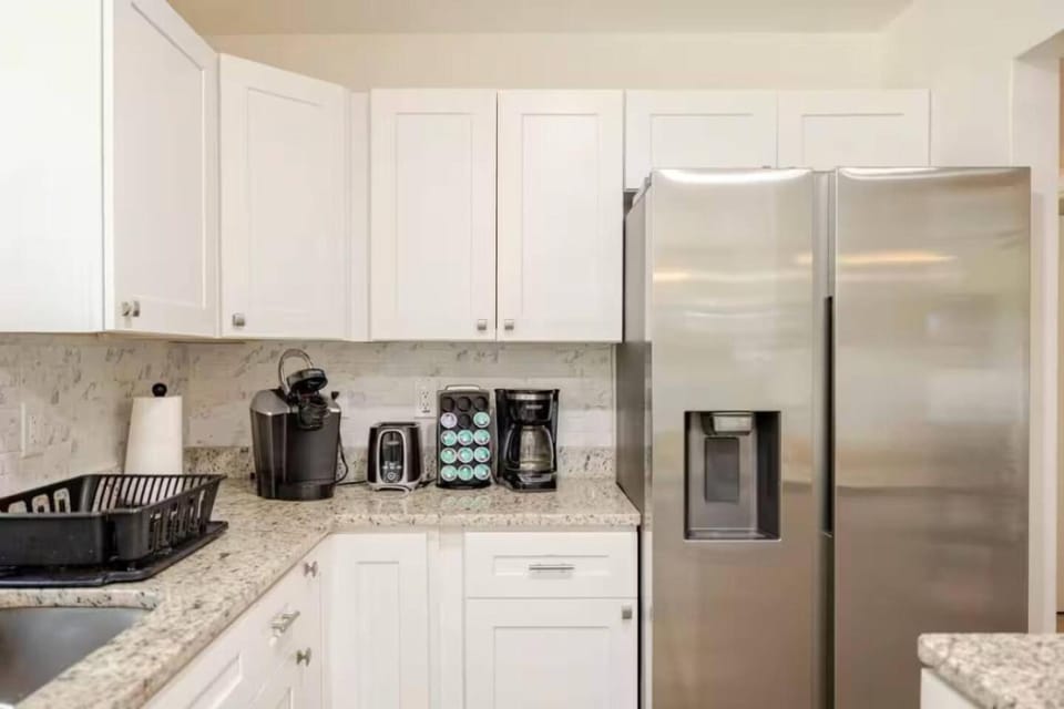 Coffee/tea facilities, Kitchen or kitchenette, oven, stove, toaster