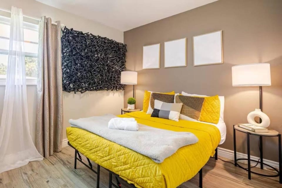 Bed, Bedroom, towels