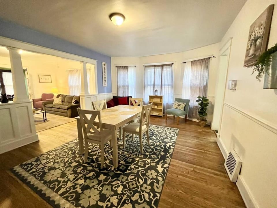 TV and multimedia, Living room, Seating area, Dining area