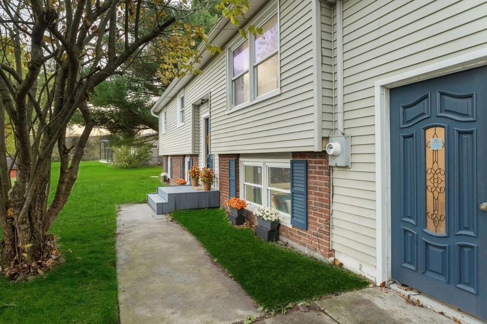 FingerLakes! Hot Tub! LRG Home! Sleeps 12 Dogs ok! Apartment in Pennsylvania