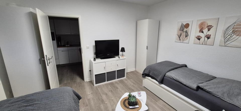 Bed, TV and multimedia, Photo of the whole room, Bedroom