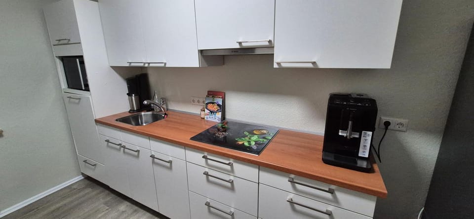 Coffee/tea facilities, Kitchen or kitchenette, oven, stove, toaster