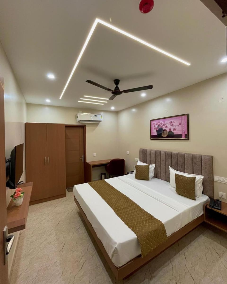 Bed, TV and multimedia, Bedroom, air conditioner