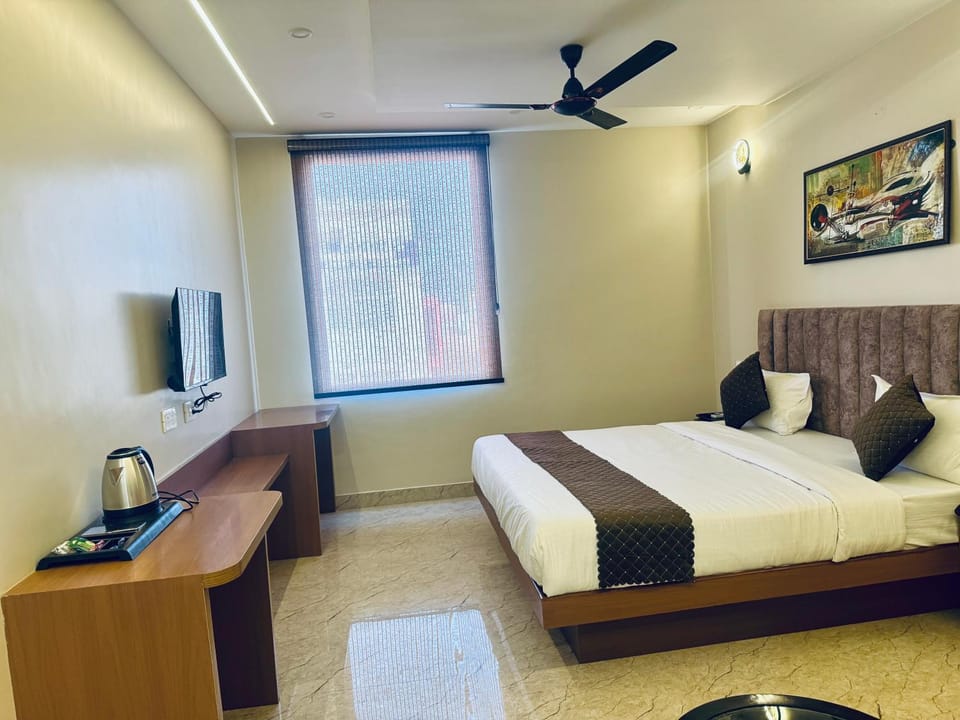 Bed, TV and multimedia, Bedroom