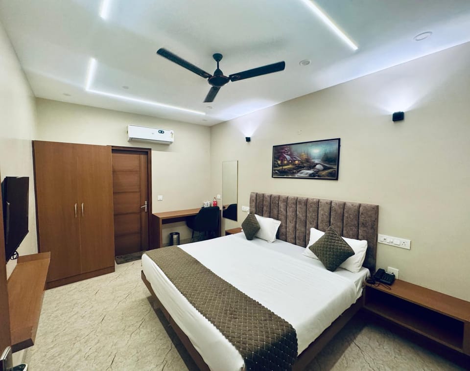 Bed, TV and multimedia, Photo of the whole room, Bedroom, wardrobe, air conditioner