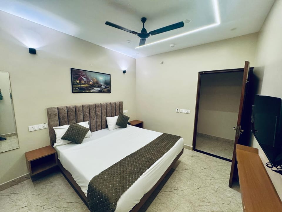 Bed, TV and multimedia, Bedroom, air conditioner