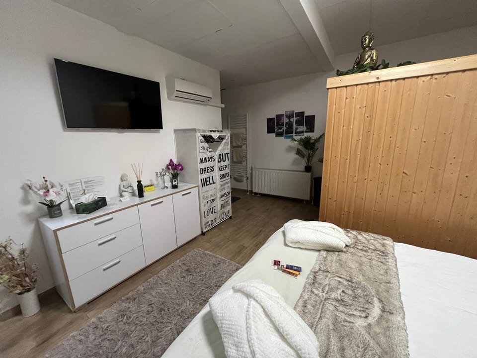 Photo of the whole room, Bedroom