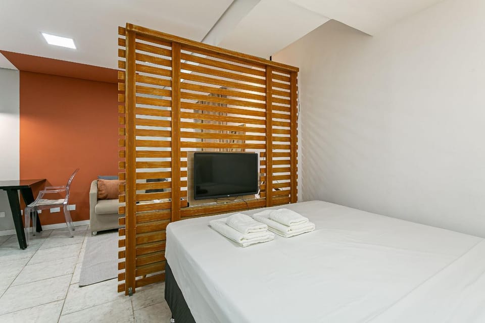 Bed, TV and multimedia, Photo of the whole room, Bedroom, towels