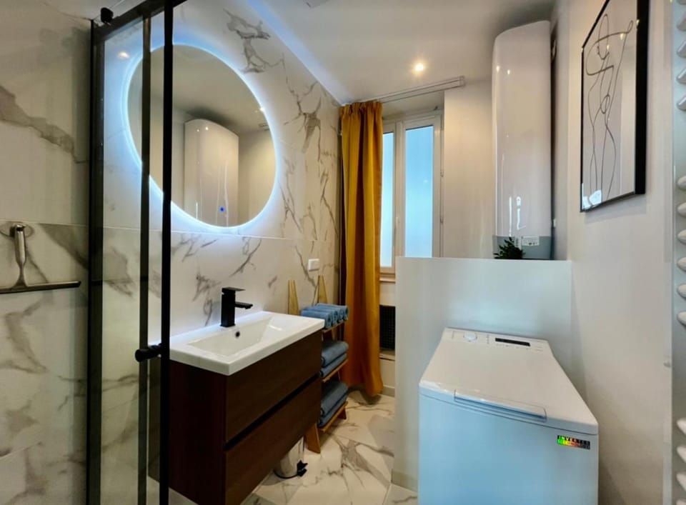 Shower, Toilet, Bathroom, towels, washing machine