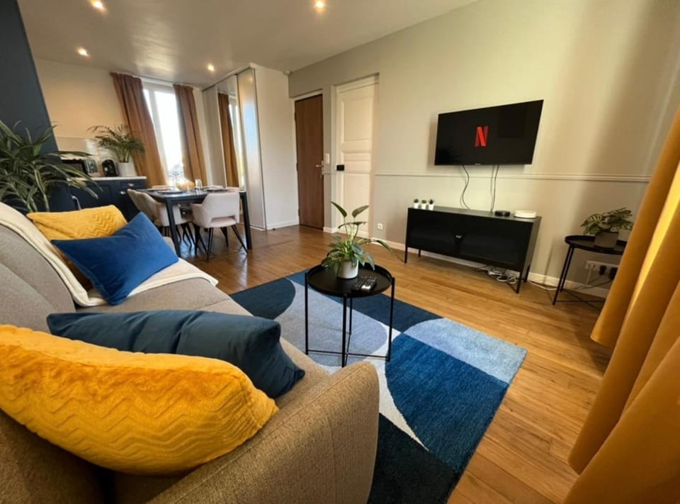 Bed, TV and multimedia, Living room, Seating area, Evening entertainment, internet