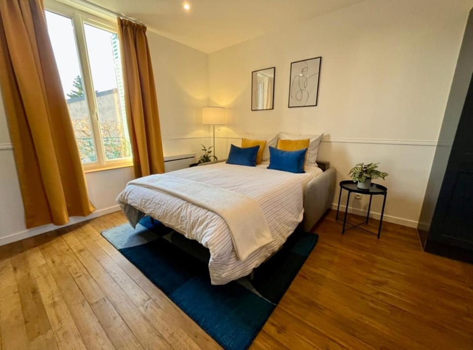 Bed, TV and multimedia, Living room, Seating area, Evening entertainment, internet