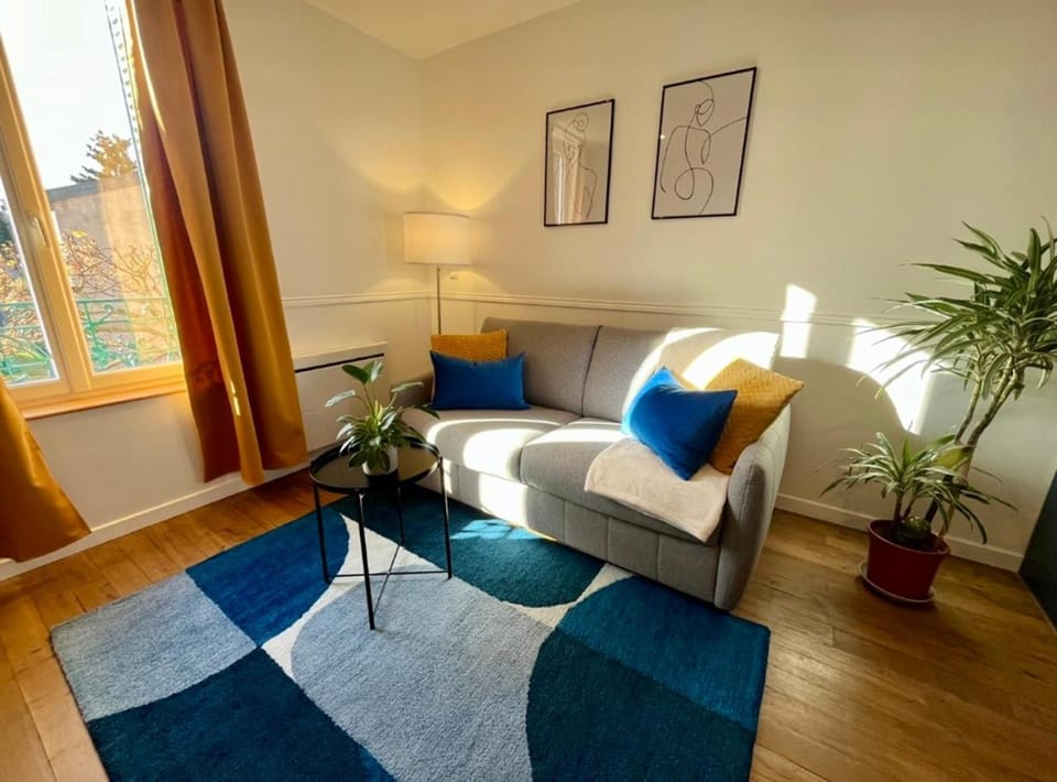 Bed, TV and multimedia, Living room, Seating area, Evening entertainment, internet