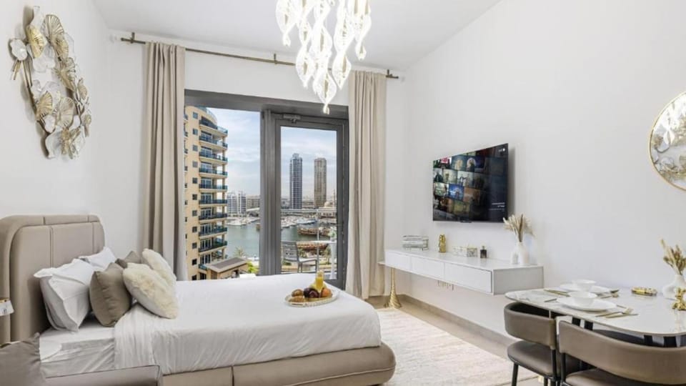 Sparkle Tower by Swarovski, Premium Full Marina View, 2min JBR & Metro, Sleeps 4 Apartment in Dubai