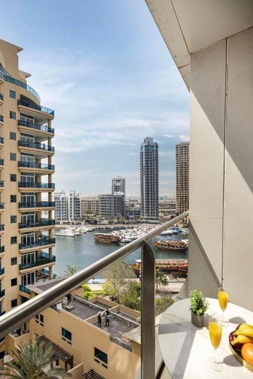 Sparkle Tower by Swarovski, Premium Full Marina View, 2min JBR & Metro, Sleeps 4 Apartment in Dubai