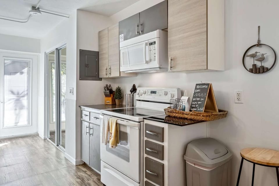 Sandpiper 1BR 1BA Across From Beach Apartment in South Patrick Shores