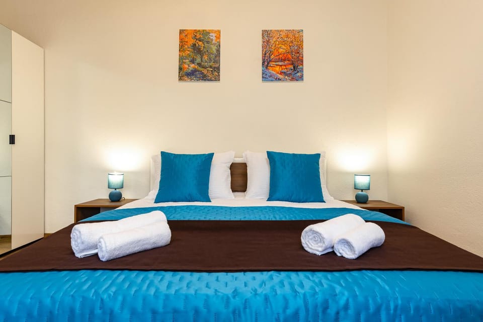 Bed, Bedroom, towels