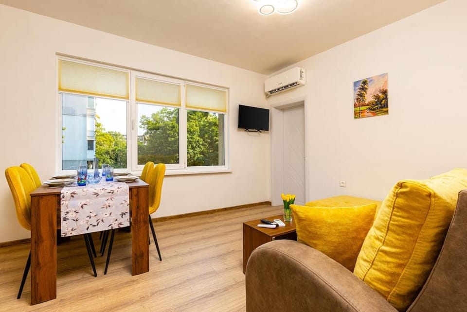 Communal lounge/ TV room, TV and multimedia, Living room, Seating area, Dining area, Evening entertainment