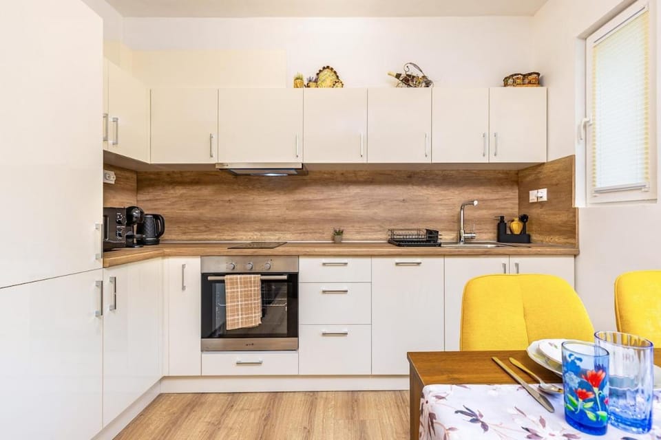 Coffee/tea facilities, Kitchen or kitchenette, Dining area, oven, stove