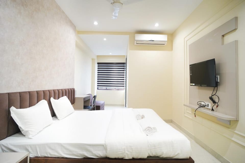 Bed, TV and multimedia, Photo of the whole room, Bedroom, air conditioner