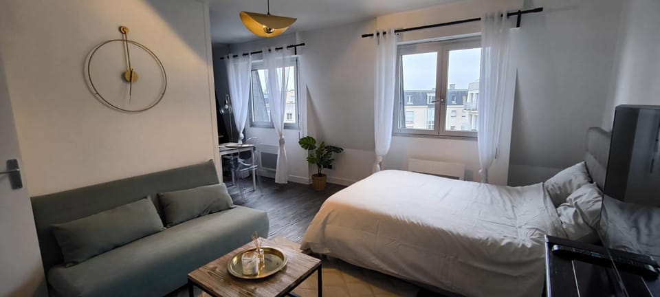 Bed, TV and multimedia, Living room, Photo of the whole room, Seating area, Dining area