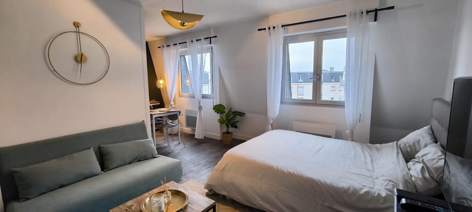 Bed, Living room, Photo of the whole room, Seating area, Bedroom