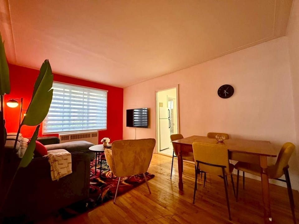 TV and multimedia, Living room, Seating area, Dining area