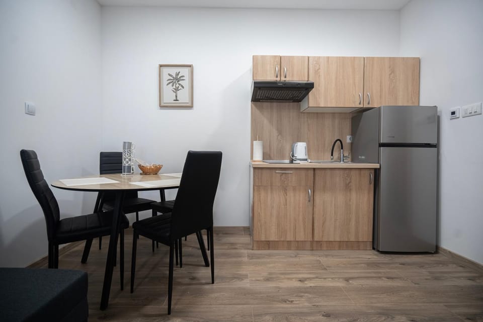Coffee/tea facilities, Kitchen or kitchenette, Dining area, stove