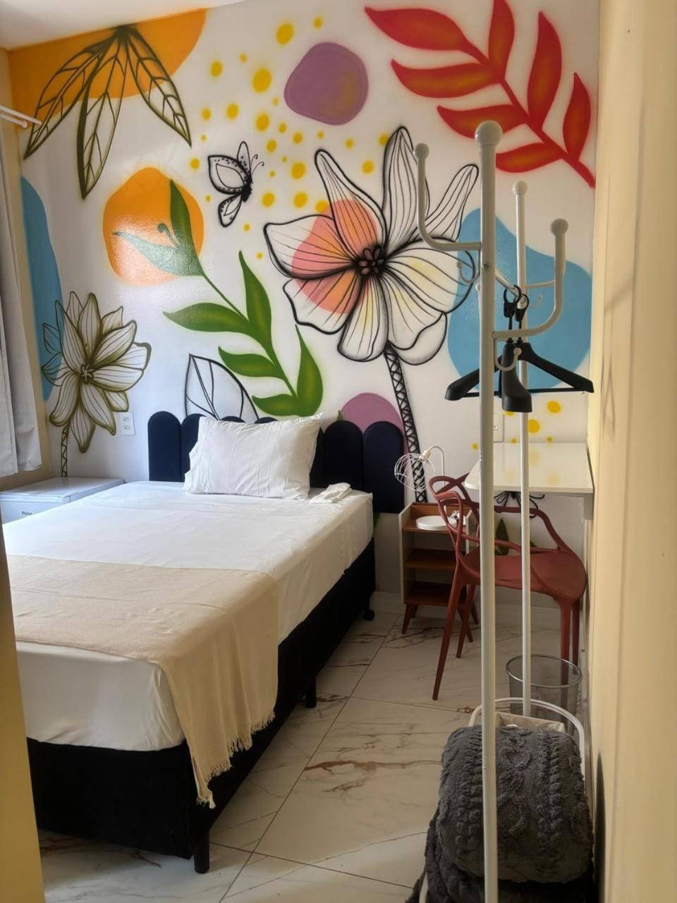 Bed, Photo of the whole room, Decorative detail, Bedroom