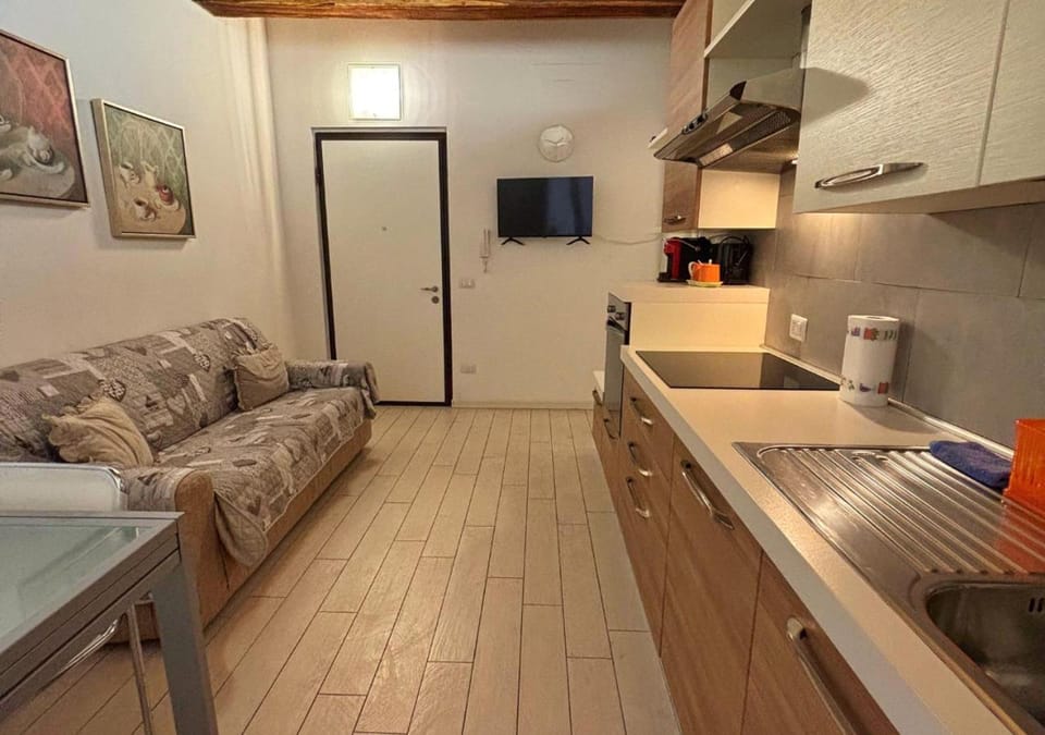 Kitchen or kitchenette, Living room, Seating area, Seasons