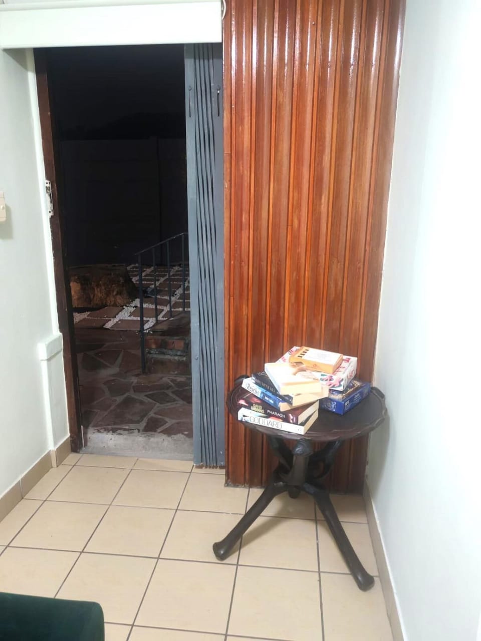 Central, Spacious GF Apartment, access to N1,N2,M5 Apartment in Cape Town
