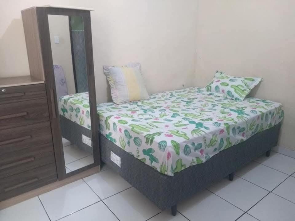 Casa composta por 2 quartos sala cozinha banheiro e uma varanda grande com uma churrasqueira Localizada na Rua Trindade 228 Palmeiras cabo frio na rua da lagoa MOBILIADA WI-FI SUPER ACONCHEGANTE AMBIENTE FAMILIAR House in São Pedro da Aldeia