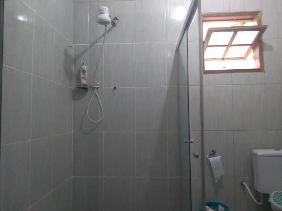 Casa composta por 2 quartos sala cozinha banheiro e uma varanda grande com uma churrasqueira Localizada na Rua Trindade 228 Palmeiras cabo frio na rua da lagoa MOBILIADA WI-FI SUPER ACONCHEGANTE AMBIENTE FAMILIAR House in São Pedro da Aldeia