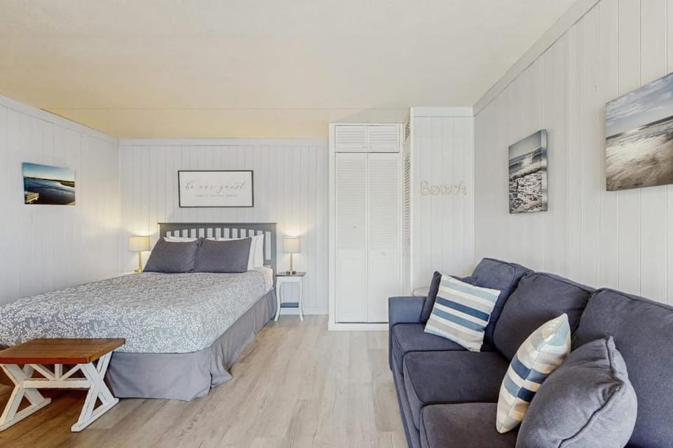 Salty Breeze Studio Apartment in Wells