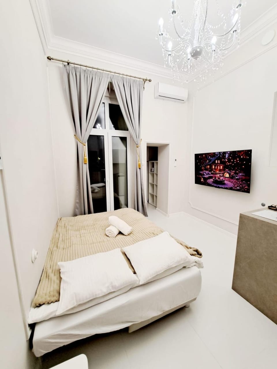 Bed, TV and multimedia, Photo of the whole room, Bedroom