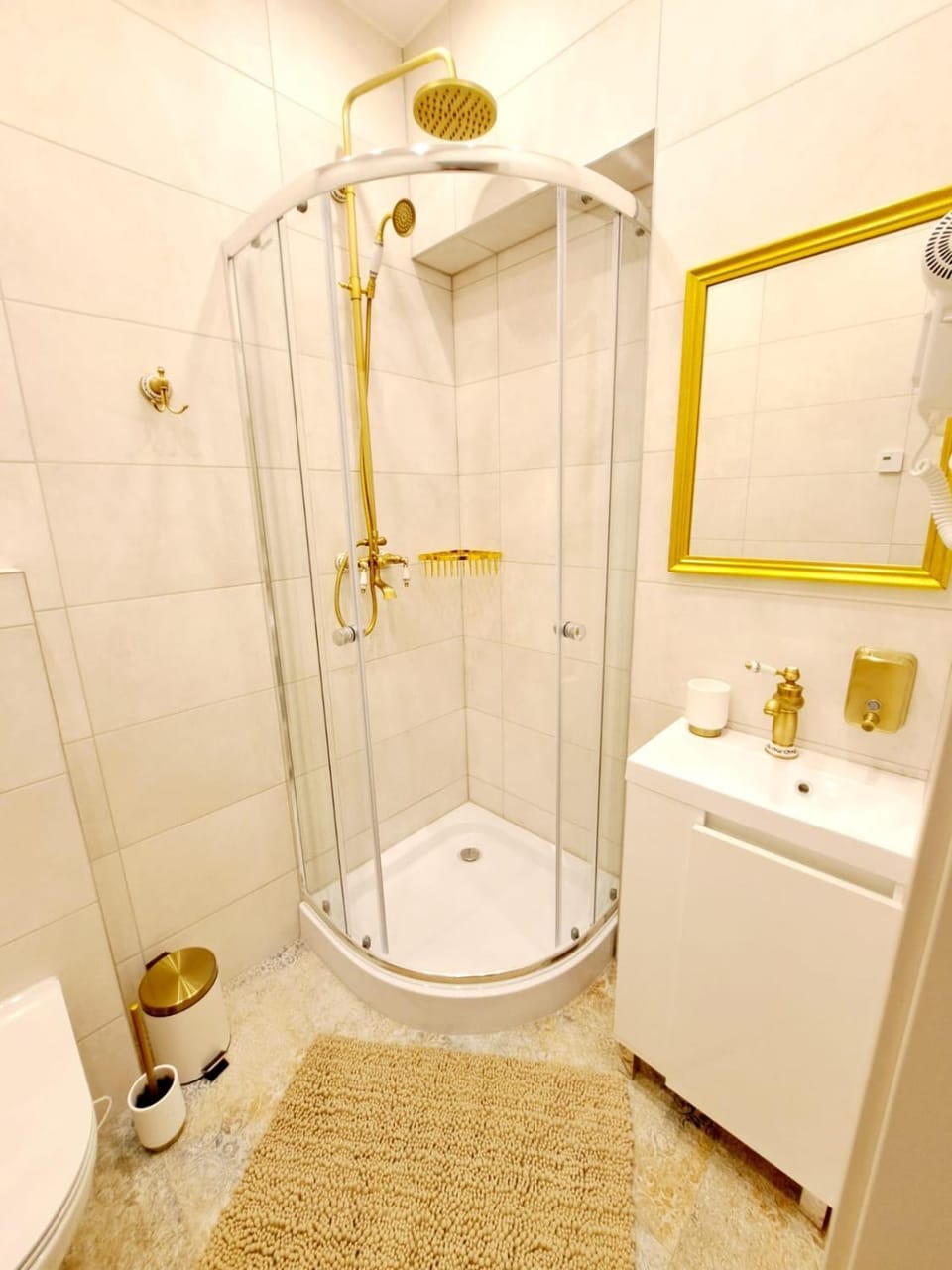 Shower, Toilet, Bathroom, towels