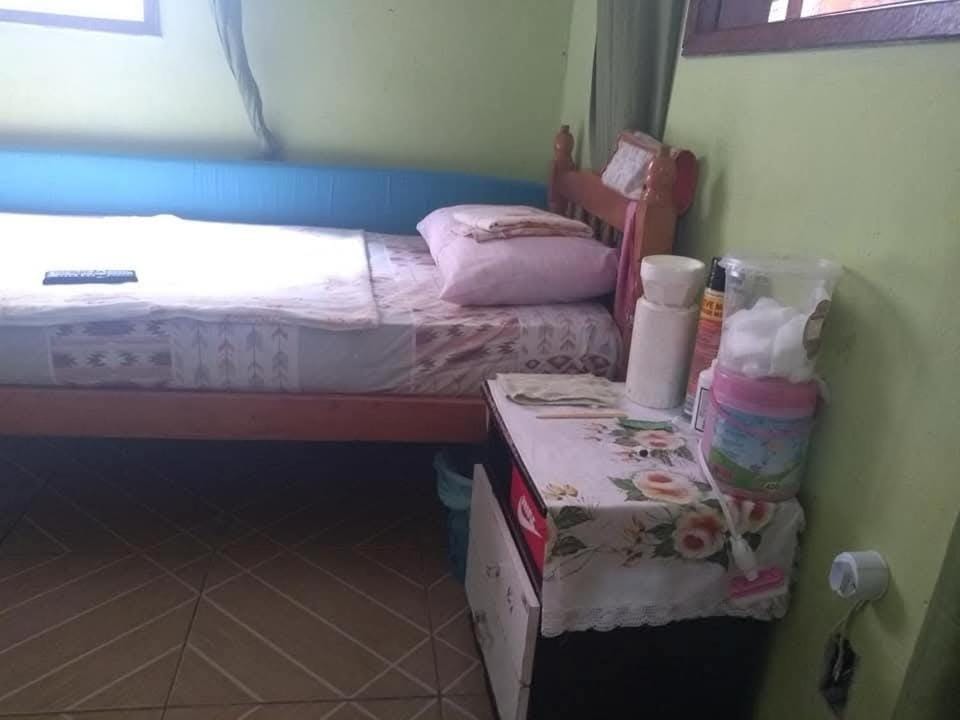 Casa nas Palmeiras rua da Lagoa composta por 2 quartos sala cozinha banheiro e uma varanda grande com uma churrasqueira MOBILIADA SUPER ACONCHEGANTE AMBIENTE FAMILIAR House in São Pedro da Aldeia