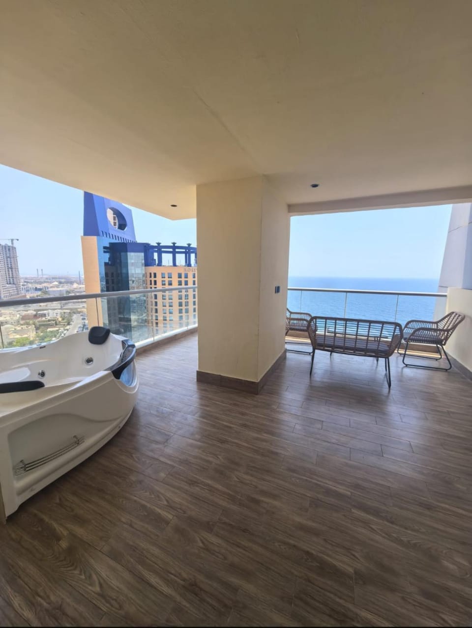 شقق برج داماك الفاخرة باطلالة بحرية مرتفعه l يارالونا Apartment in Jeddah