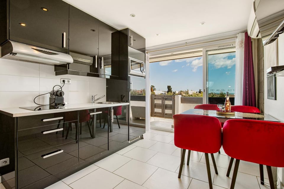 Kitchen or kitchenette, Dining area, minibar, stove