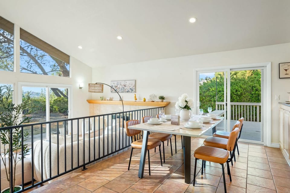 Spacious Retreat with Scenic Mountain Views House in Tustin