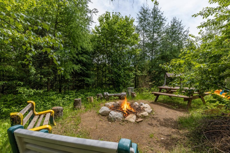 Lake Views, Hot Tub, Fireplace and Pool Table House in Quebec