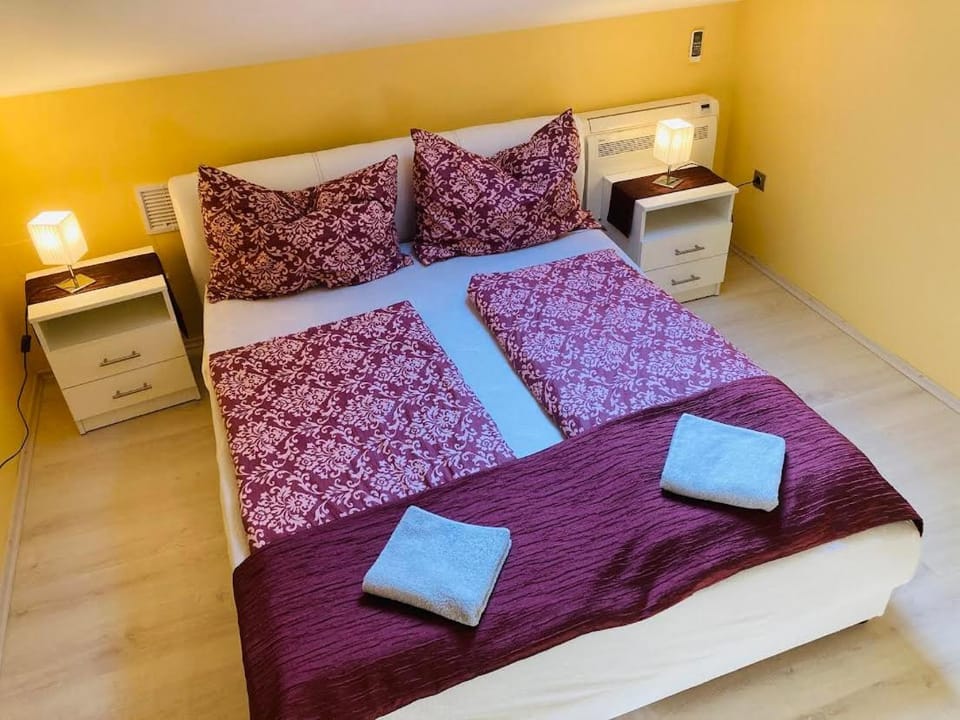 Bed, Photo of the whole room, Bedroom, towels
