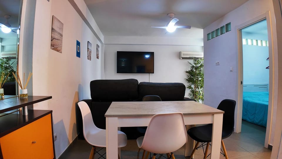 TV and multimedia, Kitchen or kitchenette, Living room, Seating area, Dining area, Evening entertainment, air conditioner