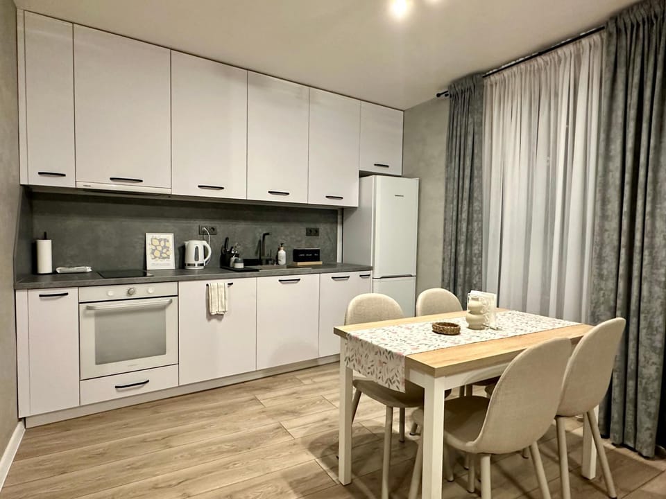 Coffee/tea facilities, Kitchen or kitchenette, Dining area, dishwasher, oven, stove