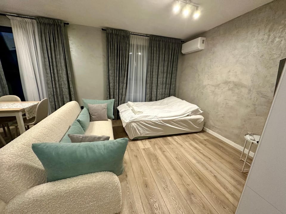 Bed, TV and multimedia, Living room, Photo of the whole room