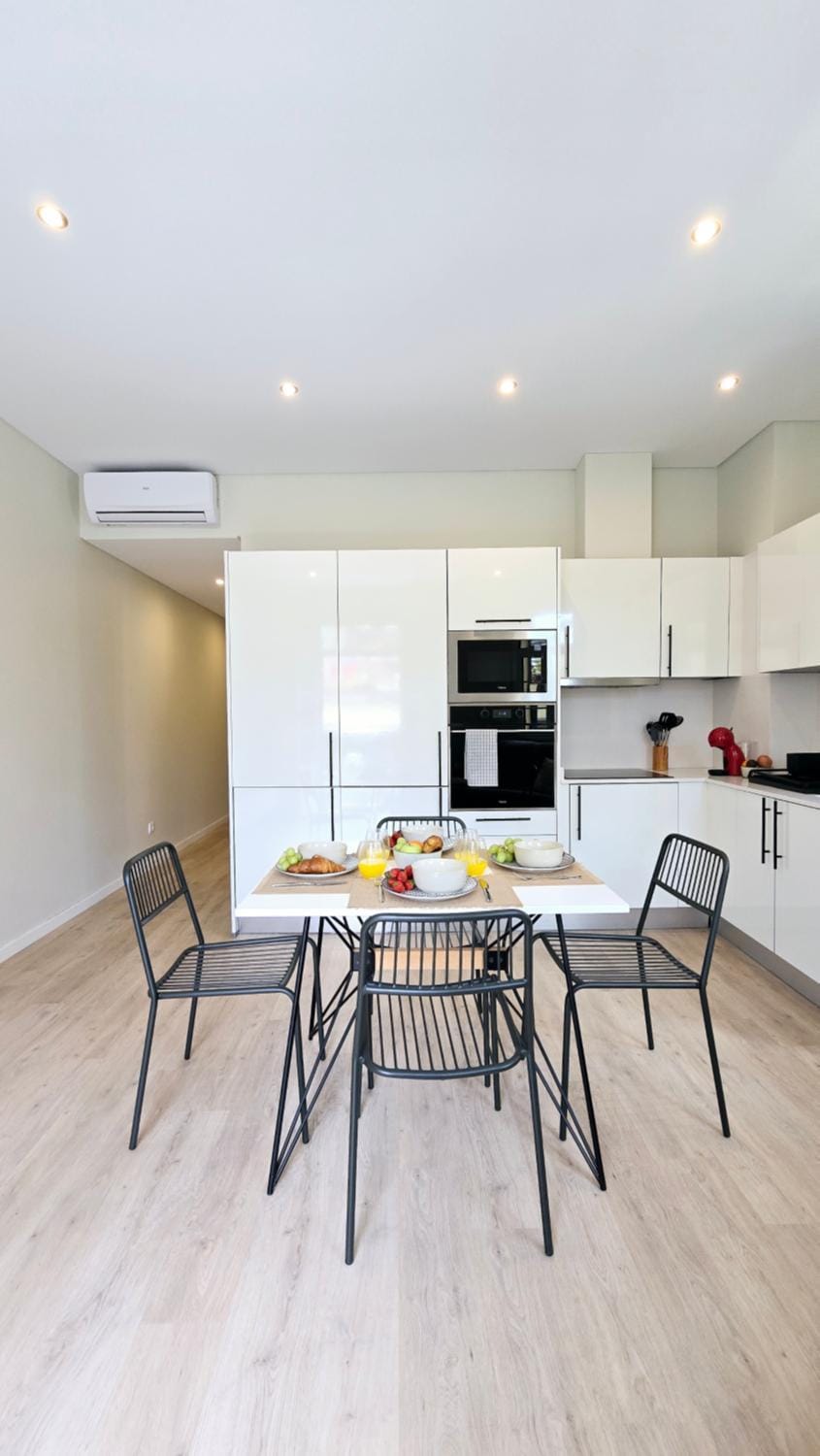TV and multimedia, Coffee/tea facilities, Kitchen or kitchenette, Living room, Seating area, Dining area, flat iron, hair dryier, internet, microwave, oven, stove, toaster, washing machine, kitchen, air conditioner